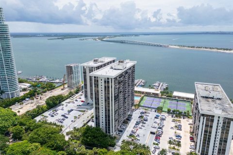 Condo in Miami, Florida, 2 bedrooms  № 1332993 - photo 1