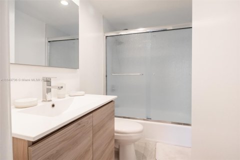 Condo in Miami, Florida, 2 bedrooms  № 1332993 - photo 22