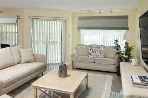 Condo in Pembroke Pines, Florida, 1 bedroom  № 1119924 - photo 12