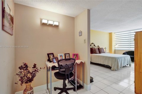 Condo in Aventura, Florida, 2 bedrooms  № 1135575 - photo 25
