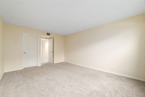 Condo in Pompano Beach, Florida, 2 bedrooms  № 1081551 - photo 24