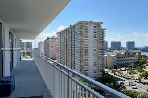 Condo in Sunny Isles Beach, Florida, 2 bedrooms  № 1185044 - photo 3