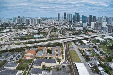 Propiedad comercial en venta en Miami, Florida № 1007147 - foto 4