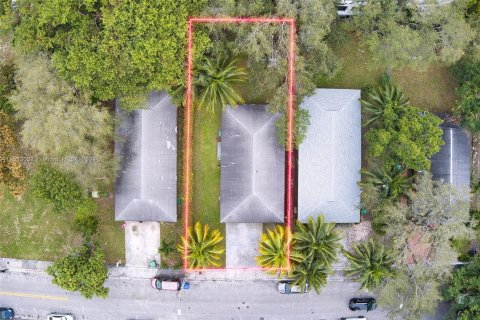 Propiedad comercial en venta en Miami, Florida № 1007147 - foto 2