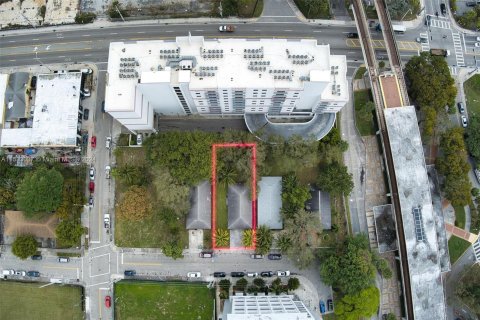 Commercial property in Miami, Florida № 1007147 - photo 1