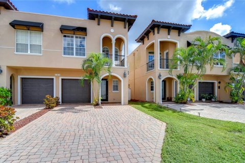 Townhouse in Tampa, Florida 3 bedrooms, 178.19 sq.m. № 1400592 - photo 1