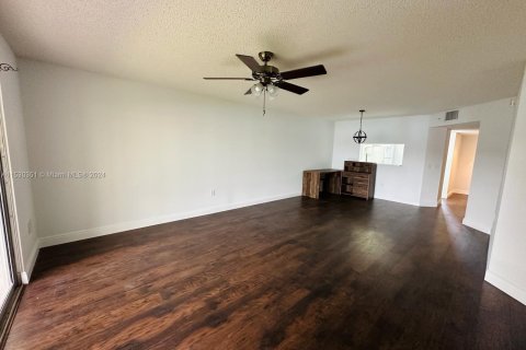 Condominio en venta en Pembroke Pines, Florida, 2 dormitorios, 112.13 m2 № 1000579 - foto 2