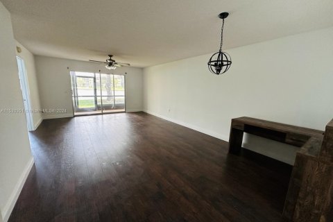 Condominio en venta en Pembroke Pines, Florida, 2 dormitorios, 112.13 m2 № 1000579 - foto 4