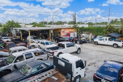 Commercial property in North Miami, Florida № 544467 - photo 2