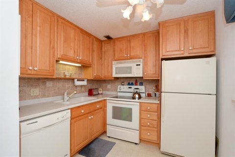 Condo in Stuart, Florida, 2 bedrooms  № 579683 - photo 27