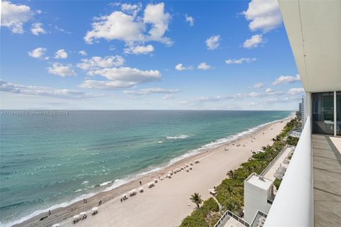 Condo in Hallandale Beach, Florida, 3 bedrooms  № 1177489 - photo 15