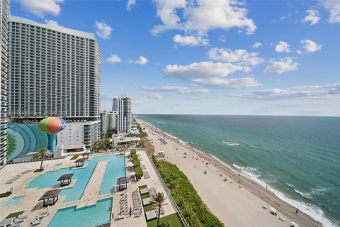 Condo in Hallandale Beach, Florida, 3 bedrooms  № 1177489 - photo 18