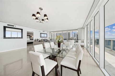 Condo in Hallandale Beach, Florida, 3 bedrooms  № 1177489 - photo 11