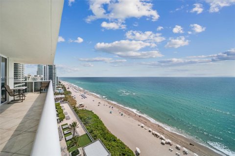 Condo in Hallandale Beach, Florida, 3 bedrooms  № 1177489 - photo 13