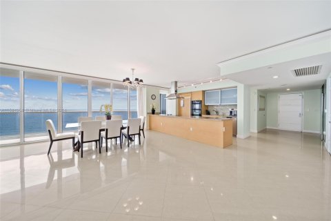 Condominio en venta en Hallandale Beach, Florida, 3 dormitorios, 191.84 m2 № 1177489 - foto 9