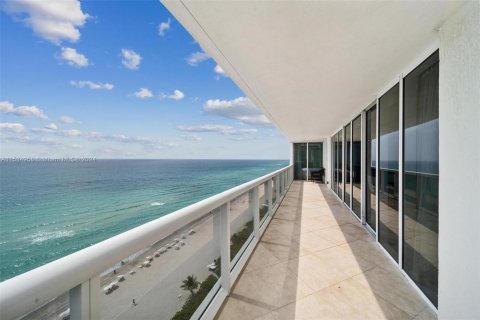 Condo in Hallandale Beach, Florida, 3 bedrooms  № 1177489 - photo 14