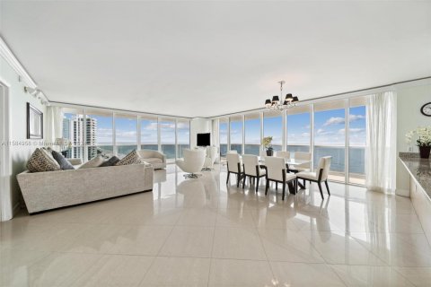 Condo in Hallandale Beach, Florida, 3 bedrooms  № 1177489 - photo 1