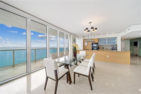 Condominio en venta en Hallandale Beach, Florida, 3 dormitorios, 191.84 m2 № 1177489 - foto 8