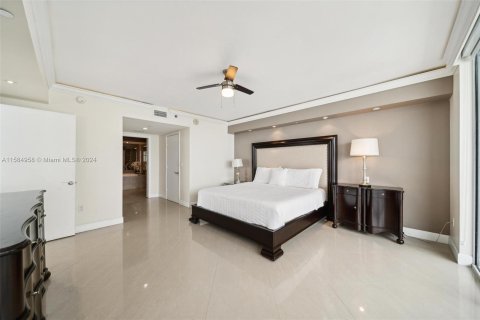 Condo in Hallandale Beach, Florida, 3 bedrooms  № 1177489 - photo 23