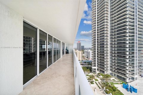 Condo in Hallandale Beach, Florida, 3 bedrooms  № 1177489 - photo 16