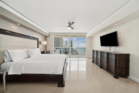 Condo in Hallandale Beach, Florida, 3 bedrooms  № 1177489 - photo 24