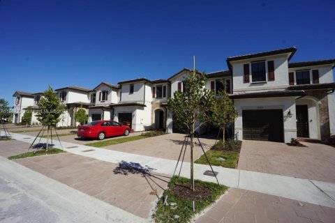 Townhouse in Hialeah, Florida 3 bedrooms, 127.83 sq.m. № 1309964 - photo 2