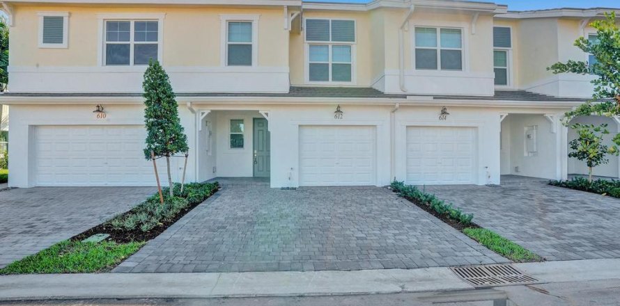 Townhouse in Deerfield Beach, Florida 3 bedrooms, 166.02 sq.m. № 1188611