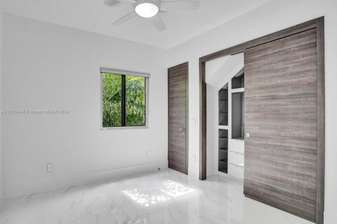 House in Miami, Florida 5 bedrooms, 336.12 sq.m. № 1271886 - photo 24