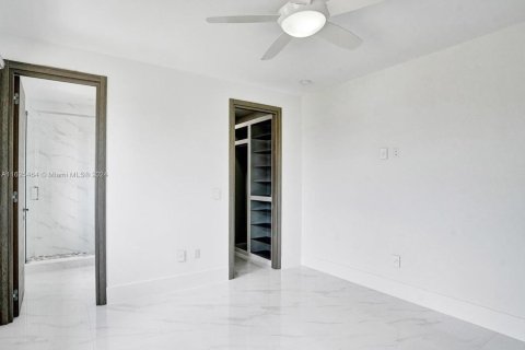 House in Miami, Florida 5 bedrooms, 336.12 sq.m. № 1271886 - photo 10