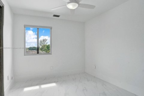 House in Miami, Florida 5 bedrooms, 336.12 sq.m. № 1271886 - photo 5