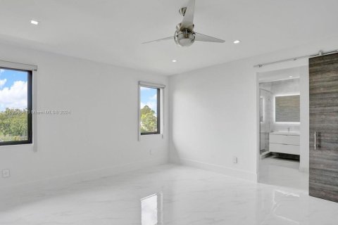 House in Miami, Florida 5 bedrooms, 336.12 sq.m. № 1271886 - photo 16