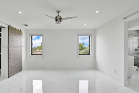 House in Miami, Florida 5 bedrooms, 336.12 sq.m. № 1271886 - photo 17