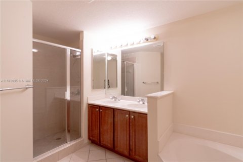 Condo in Miami, Florida, 2 bedrooms  № 1401343 - photo 8