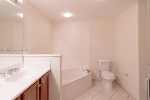 Condo in Miami, Florida, 2 bedrooms  № 1401343 - photo 9