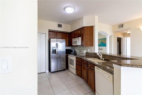 Condo in Miami, Florida, 2 bedrooms  № 1401343 - photo 6