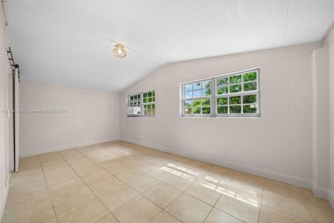 House in Biscayne Park, Florida 3 bedrooms, 79.06 sq.m. № 1304931 - photo 16