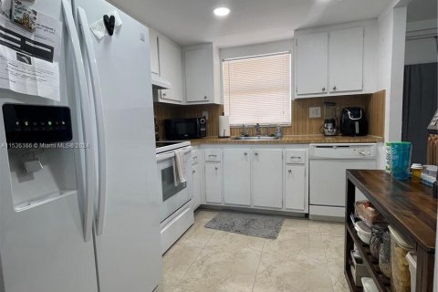 Condo in Sunrise, Florida, 1 bedroom  № 1310386 - photo 4