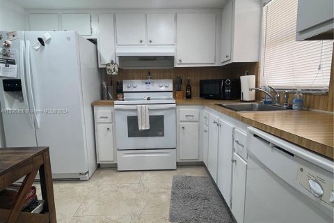 Condo in Sunrise, Florida, 1 bedroom  № 1310386 - photo 5