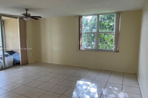 Copropriété à vendre à Tamarac, Floride: 2 chambres, 88.26 m2 № 1331143 - photo 4