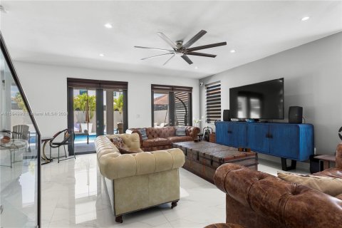 Casa en venta en Miami, Florida, 5 dormitorios, 316.98 m2 № 1187813 - foto 20