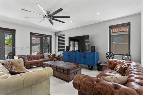 Casa en venta en Miami, Florida, 5 dormitorios, 316.98 m2 № 1187813 - foto 19