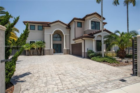 Villa ou maison à vendre à Miami, Floride: 5 chambres, 316.98 m2 № 1187813 - photo 6