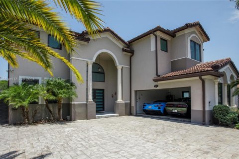 Villa ou maison à vendre à Miami, Floride: 5 chambres, 316.98 m2 № 1187813 - photo 7