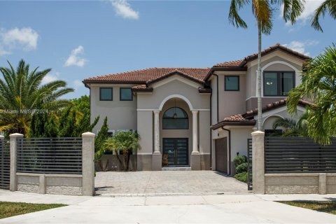 Villa ou maison à vendre à Miami, Floride: 5 chambres, 316.98 m2 № 1187813 - photo 1