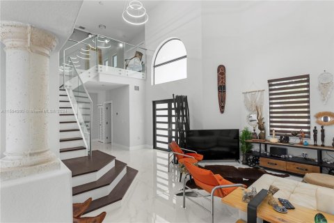 Villa ou maison à vendre à Miami, Floride: 5 chambres, 316.98 m2 № 1187813 - photo 2