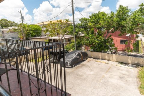 Propiedad comercial en venta en Hialeah, Florida № 1187798 - foto 11