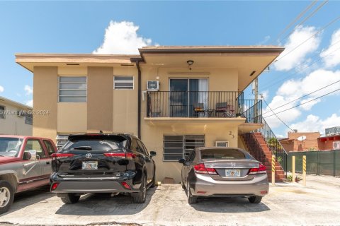 Propiedad comercial en venta en Hialeah, Florida № 1187798 - foto 1