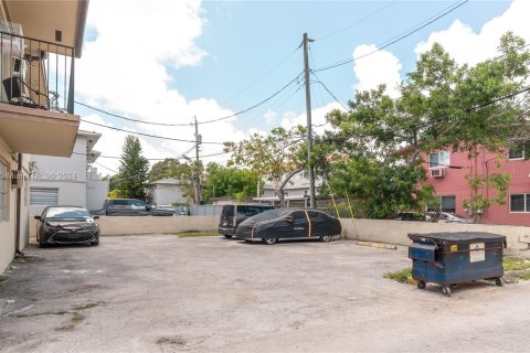 Propiedad comercial en venta en Hialeah, Florida № 1187798 - foto 10