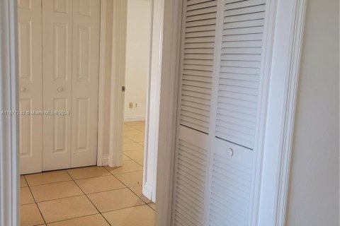 Condo in Hialeah, Florida, 2 bedrooms  № 1403077 - photo 10