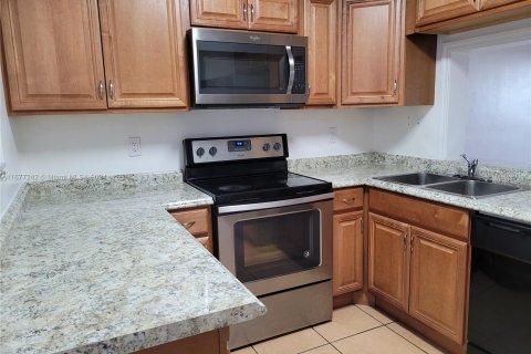 Condo in Hialeah, Florida, 2 bedrooms  № 1403077 - photo 1